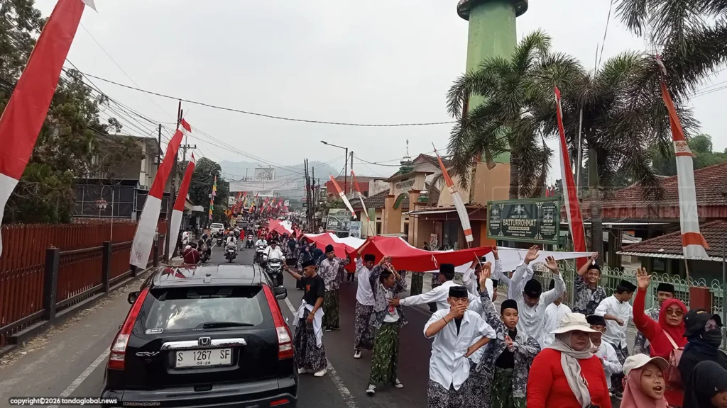 Kirab Merah Putih ke-3, Bendera Sepanjang 90 Meter Dibentangkan dari Bayem hingga Perbatasan Kediri