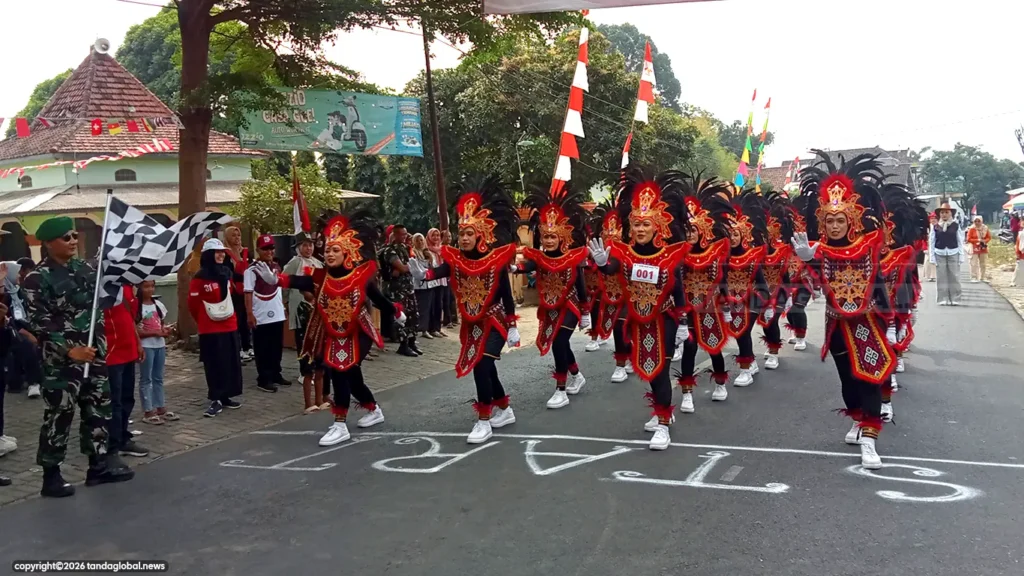 Gerak Jalan Umum Meriahkan PHBN Kecamatan Puncu, 29 Peserta Tampilkan Kreativitas