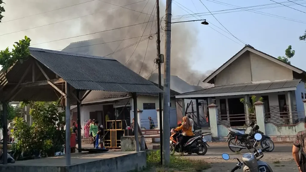 Lupa Tinggalkan Kompor Menyala, Rumah Warga Wates Kediri Terbakar, Kerugian Rp200 Juta