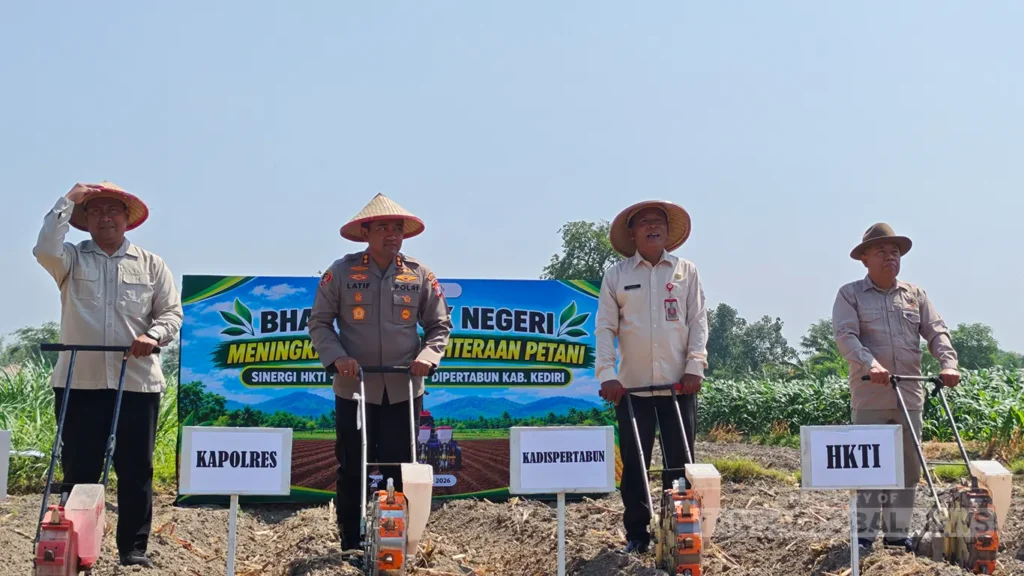 Polisi Kawal Bantuan Pertanian dan Pupuk Kediri