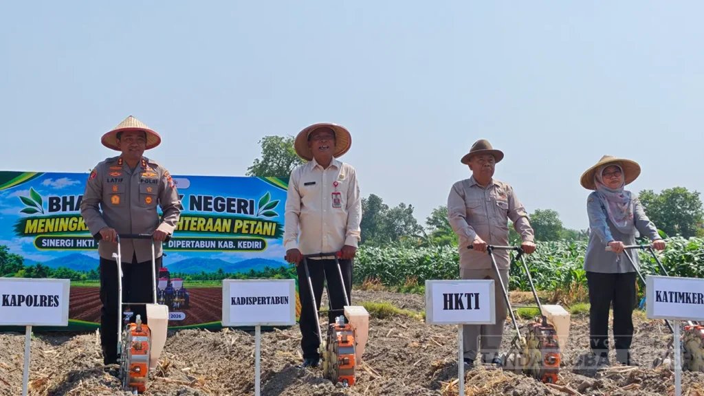 Polisi Kawal Bantuan Pertanian dan Pupuk Kediri