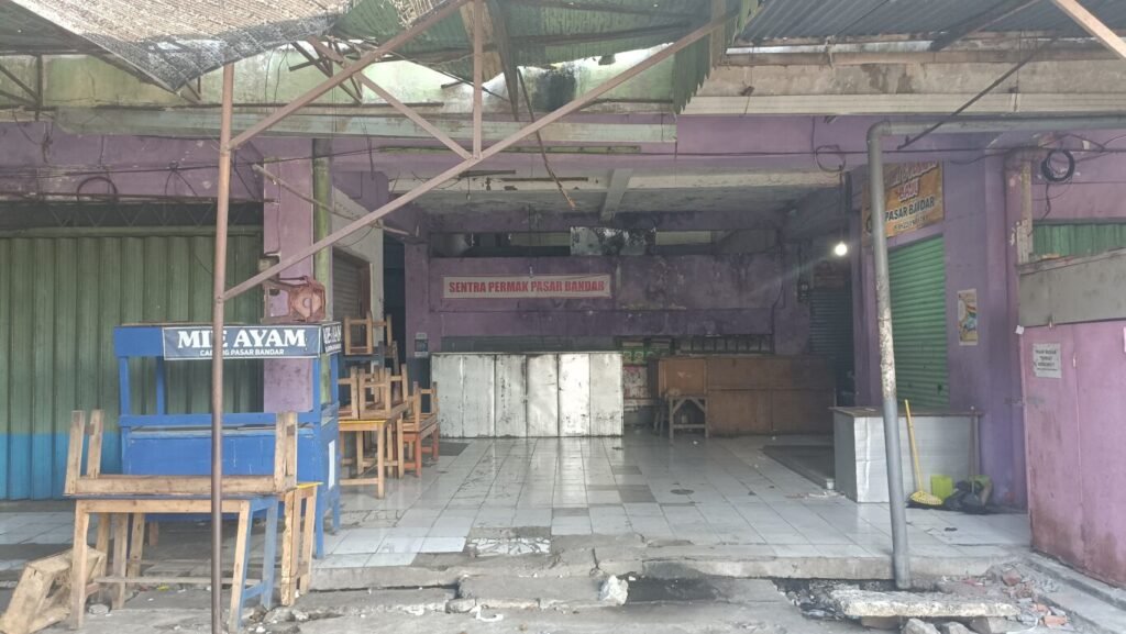 Soroti Parkir Hingga Sewa Kios, Ratusan Pedagang Pasar Bandar Kediri Mogok Berjualan